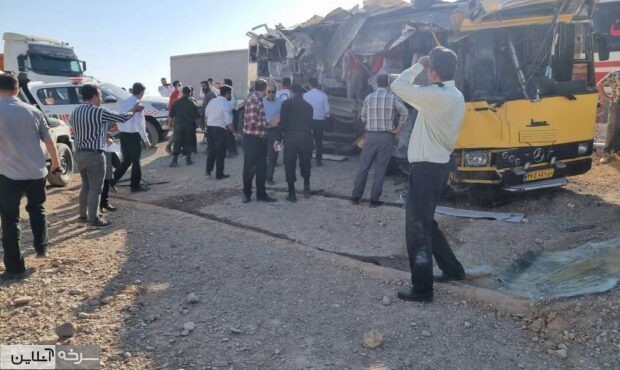 ۲ جانباخته و ۱۴ مصدوم در تصادف زنجیرهای اتوبوس و دو تریلی در جاده سمنان ـ سرخه ۲ جانباخته و ۱۴ مصدوم در تصادف زنجیرهای اتوبوس و دو تریلی در جاده سمنان ـ سرخه