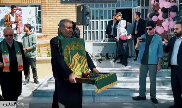 استقبال پرشور دانشآموزان از خادمین امام رضا استقبال پرشور دانشآموزان از خادمین امام رضا