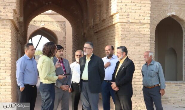 بازدید رئیس سازمان برنامه و بودجه از آرامگاه علاءالدوله بازدید رئیس سازمان برنامه و بودجه از آرامگاه علاءالدوله